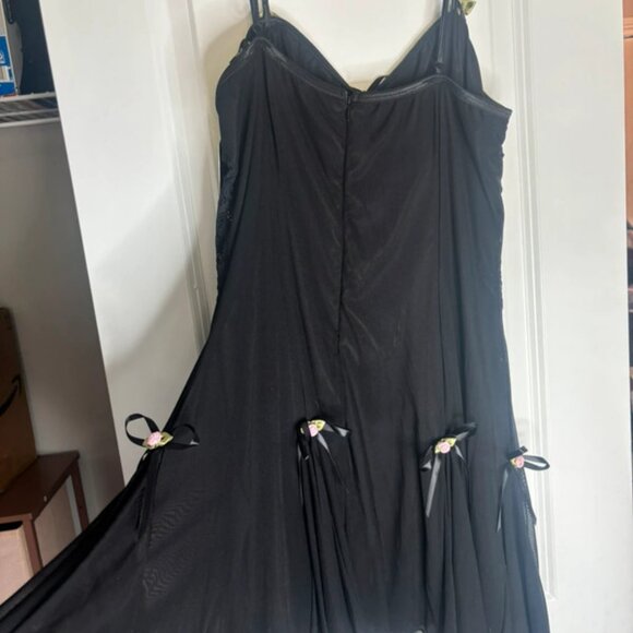 Black mini dress w rosettes - Picture 2 of 3